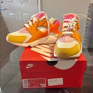 Nike Women’s Hurache Sneakers